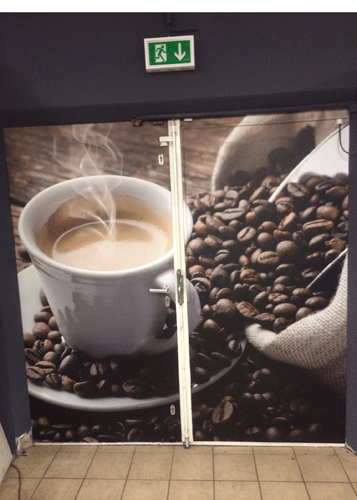 Notausgangstuer mit Kaffemotiv